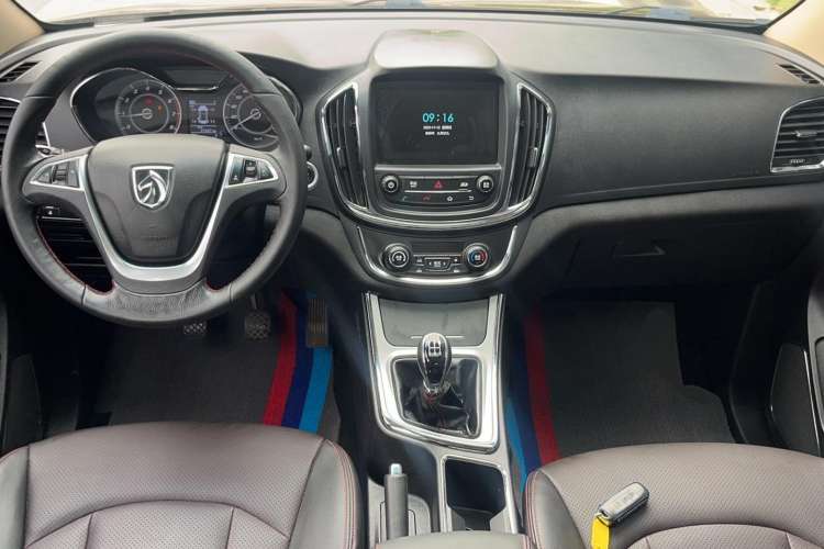 Used Baojun 560 2015 1.8L manual luxury version Center Console