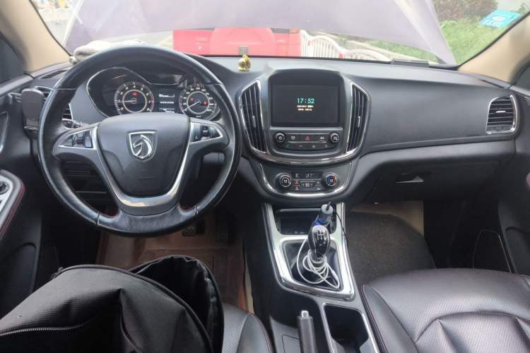 Used Baojun 560 2015 1.8L manual luxury version Center Console