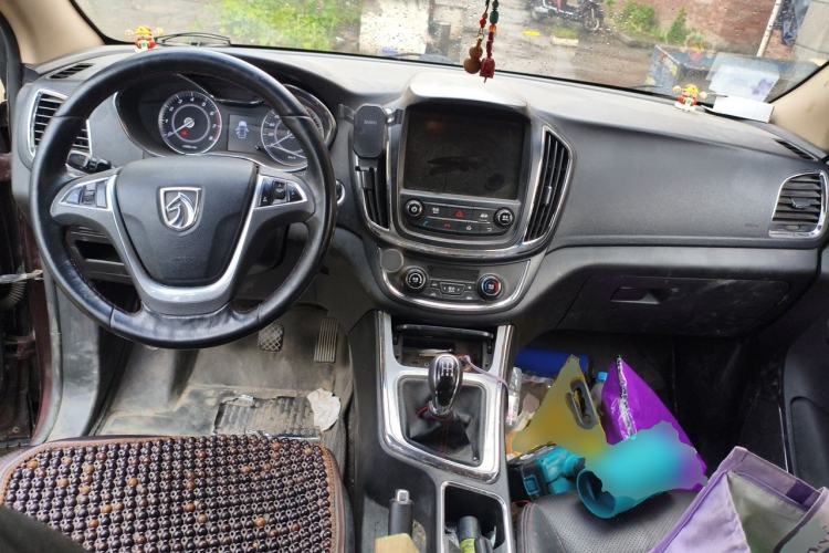 Used Baojun 560 2015 1.8L manual luxury version Center Console