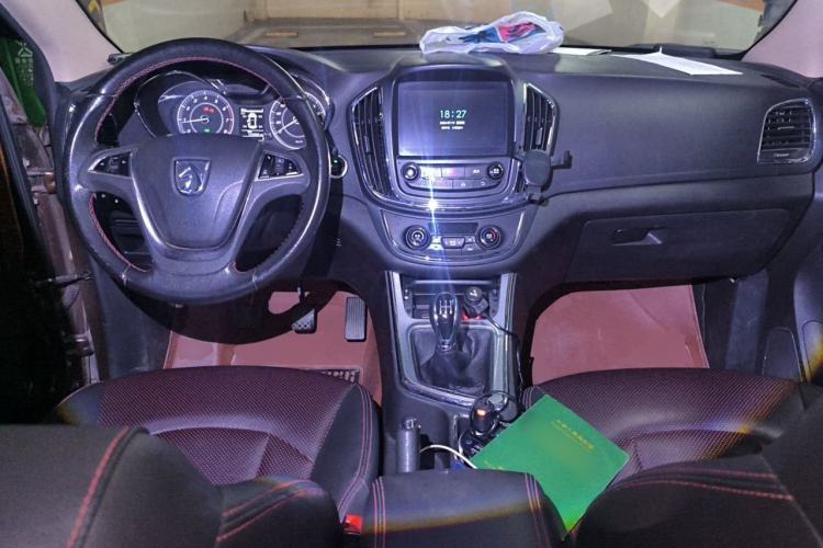 Used Baojun 560 2015 1.8L manual luxury version Center Console
