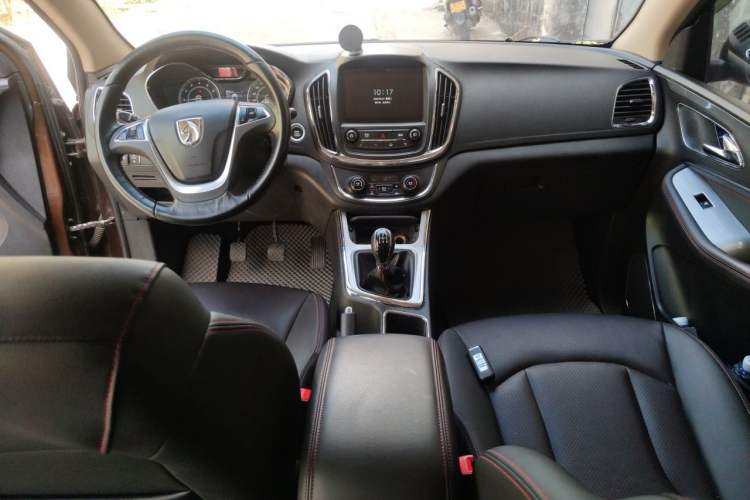 Used Baojun 560 2015 1.8L manual luxury version Center Console