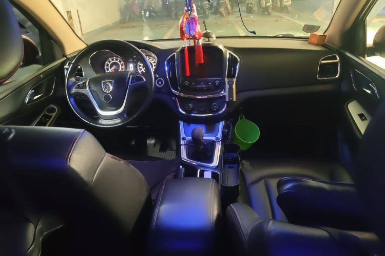 Used Baojun 560 2015 1.8L manual luxury version Center Console