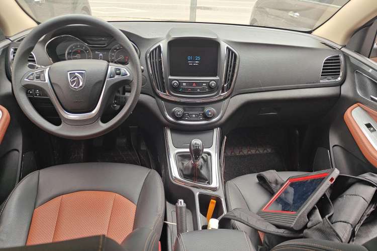 Used Baojun 560 2015 1.8L Manual Elite Edition Center Console
