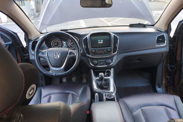 Used Baojun 560 2015 1.8L manual luxury version Center Console