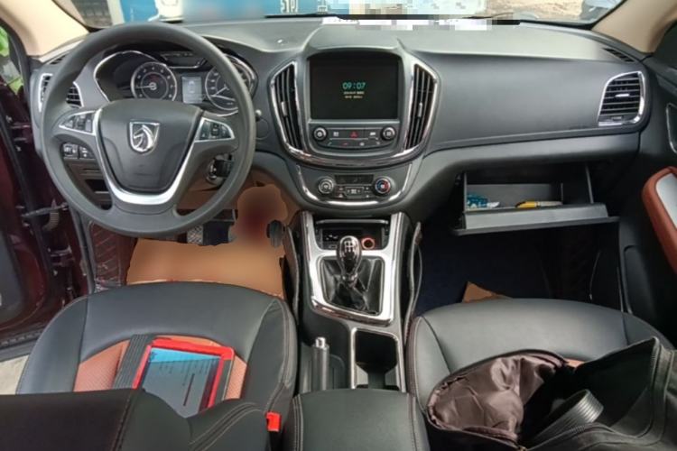 Used Baojun 560 2015 1.8L Manual Elite Edition Center Console
