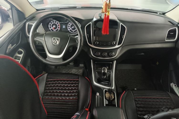 Used Baojun 560 2015 1.8L manual Comfort trim level Center Console
