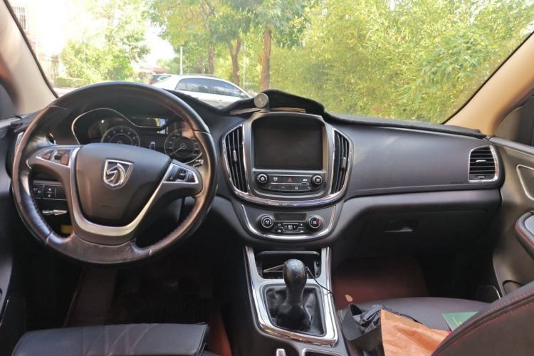 Used Baojun 560 2015 1.8L manual luxury version Center Console