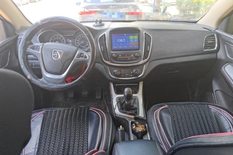 Used Baojun 560 2015 1.8L manual luxury version Center Console