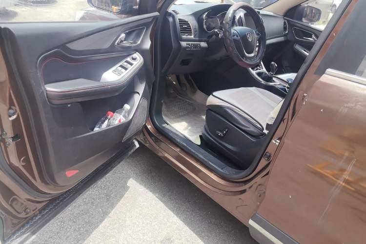 Used Baojun 560 2015 1.8L manual luxury version Driver Seat