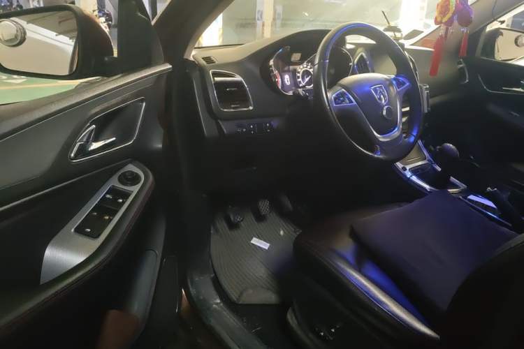 Used Baojun 560 2015 1.8L manual luxury version Driver Seat