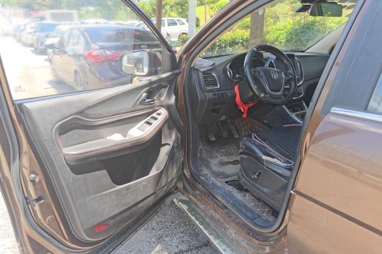 Used Baojun 560 2015 1.8L manual luxury version Driver Seat