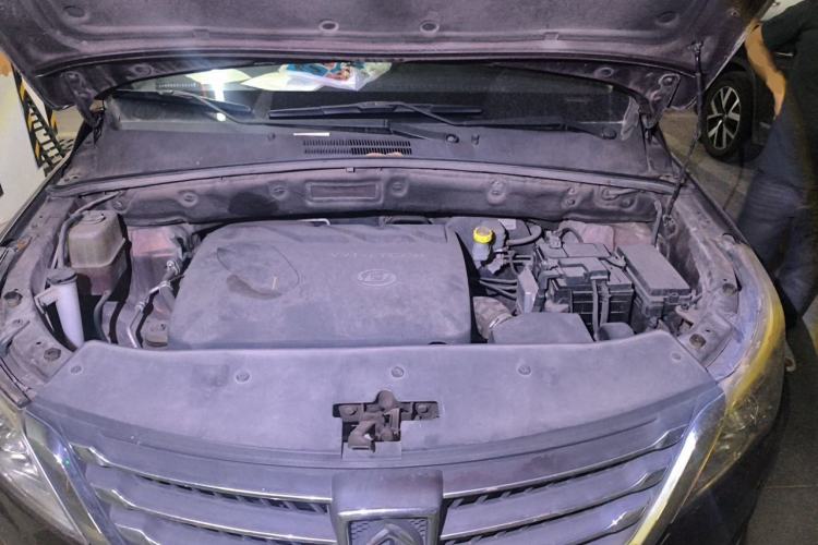 Used Baojun 560 2015 1.8L manual luxury version Engine Bay