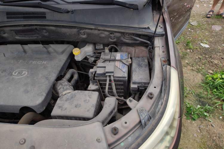 Used Baojun 560 2015 1.8L manual luxury version Engine Bay Left
