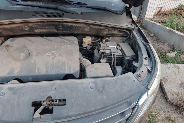 Used Baojun 560 2015 1.8L manual luxury version Engine Bay Left