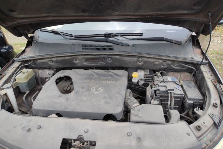 Used Baojun 560 2015 1.8L manual luxury version Engine Bay