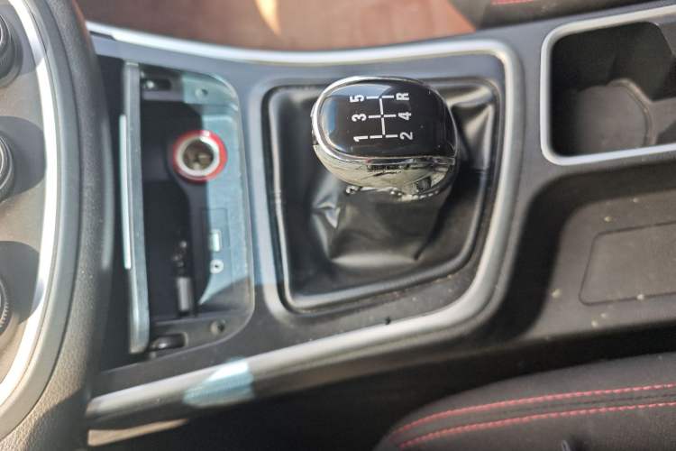 Used Baojun 560 2015 1.8L manual Comfort trim level Gear Lever