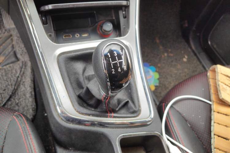 Used Baojun 560 2015 1.8L manual luxury version Gear Lever