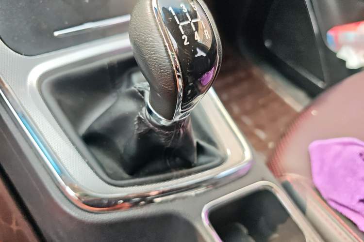 Used Baojun 560 2015 1.8L manual luxury version Gear Lever