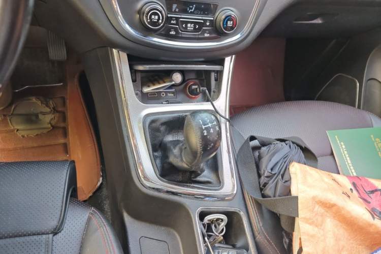 Used Baojun 560 2015 1.8L manual luxury version Gear Lever