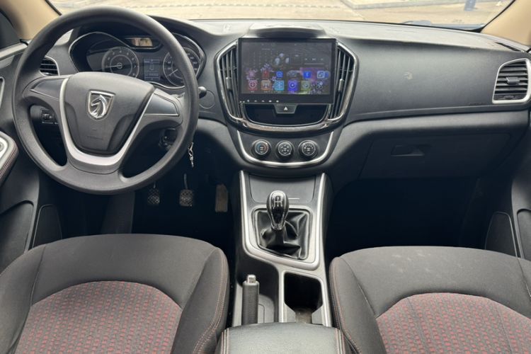 Used Baojun 560 2015 1.8L manual Comfort trim level Interior 1