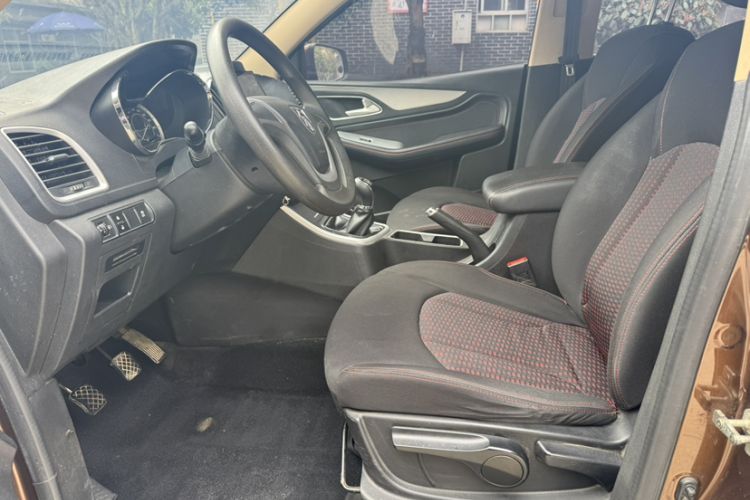 Used Baojun 560 2015 1.8L manual Comfort trim level Interior 2