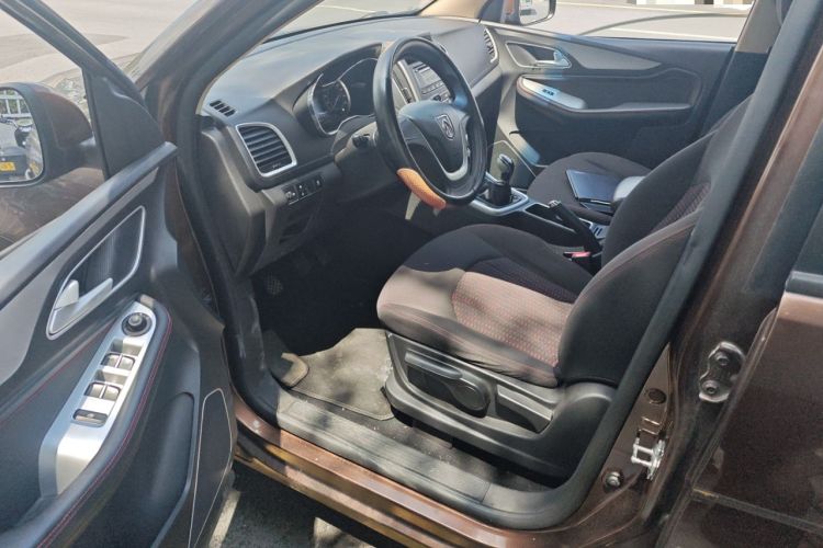 Used Baojun 560 2015 1.8L manual Comfort trim level Interior 3