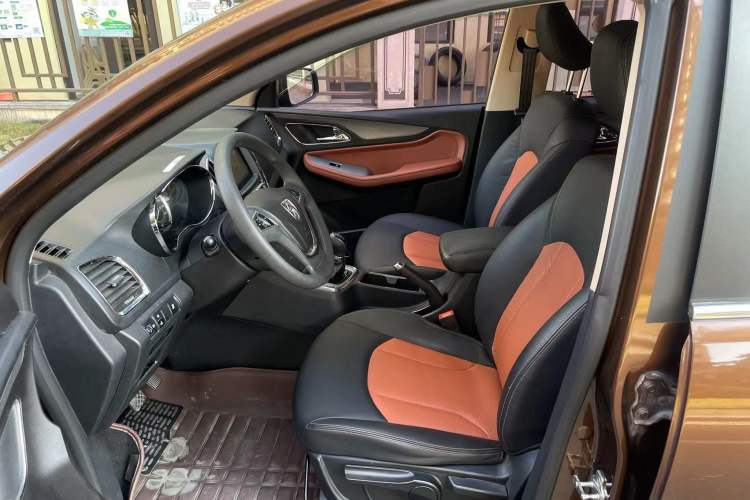 Used Baojun 560 2015 1.8L Manual Elite Edition Interior 5