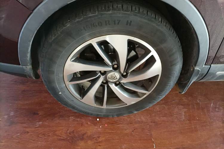 Used Baojun 560 2015 1.8L manual luxury version Left Front Wheel Hub