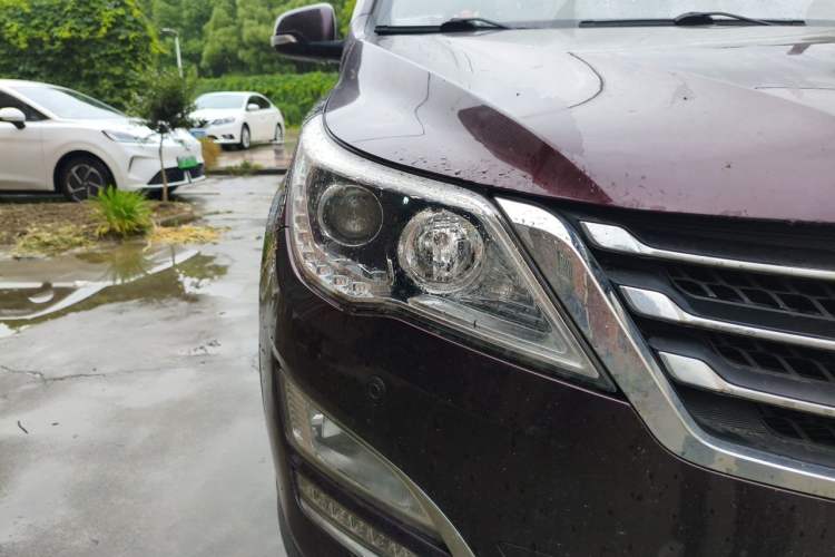 Used Baojun 560 2015 1.8L manual luxury version Right Front Headlight