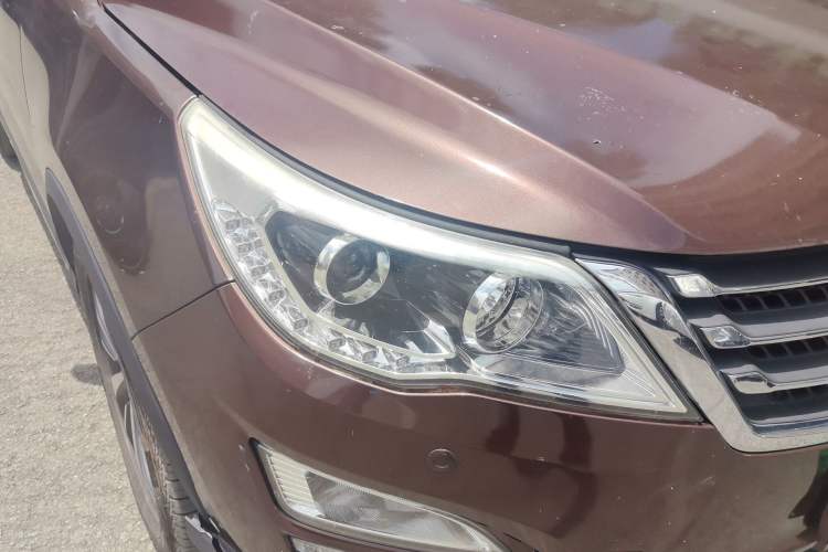 Used Baojun 560 2015 1.8L manual luxury version Right Front Headlight