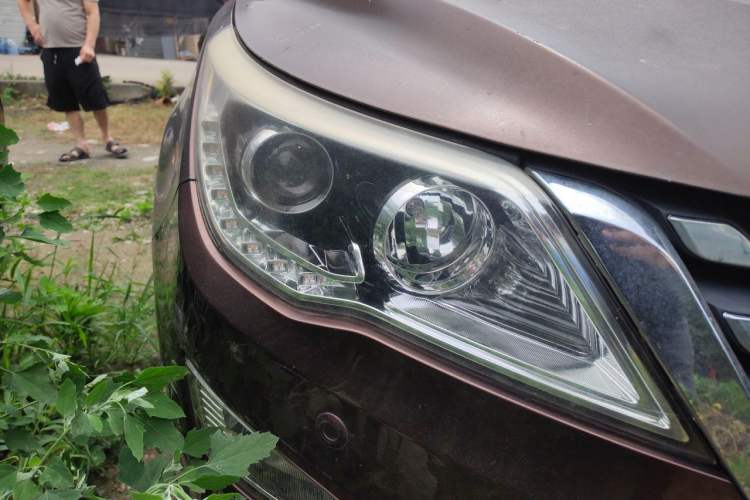 Used Baojun 560 2015 1.8L manual luxury version Right Front Headlight