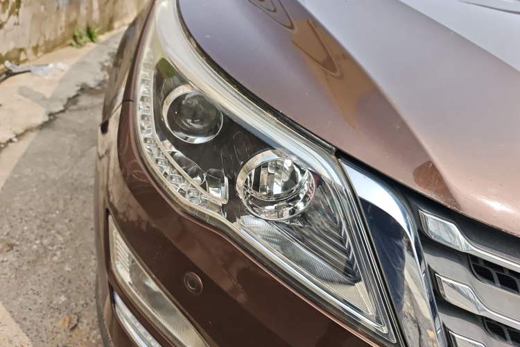 Used Baojun 560 2015 1.8L manual luxury version Right Front Headlight