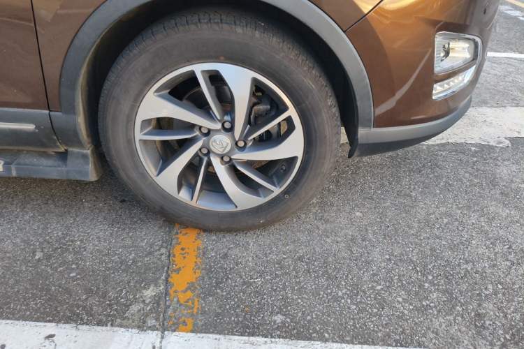 Used Baojun 560 2015 1.8L manual luxury version Right Front Wheel Hub