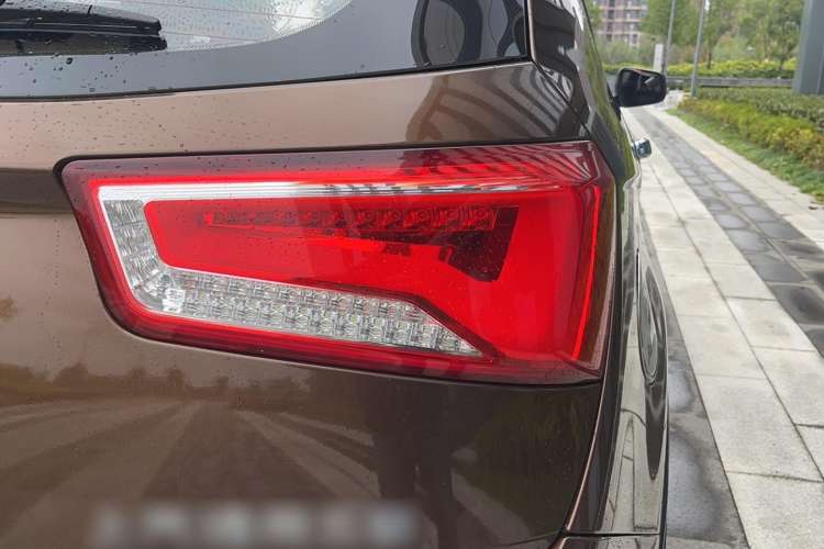 Used Baojun 560 2015 1.8L manual luxury version Right Rear Taillight