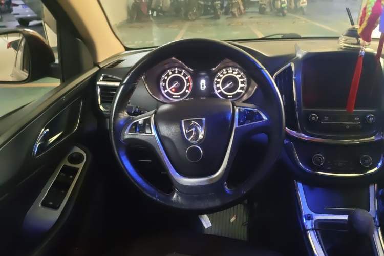 Used Baojun 560 2015 1.8L manual luxury version Steering Wheel