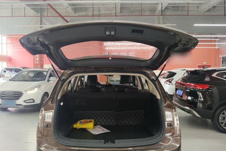 Used Baojun 560 2015 1.8L manual Comfort trim level Trunk