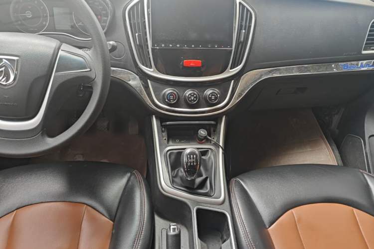 Used Baojun 560 2015 1.8L manual Comfort trim level Audio And AC Panel