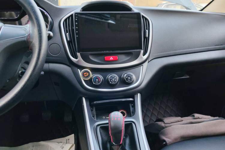 Used Baojun 560 2015 1.8L manual Comfort trim level Audio And AC Panel