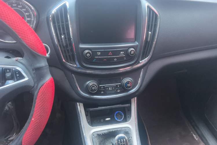 Used Baojun 560 2015 1.8L manual luxury version Audio And AC Panel