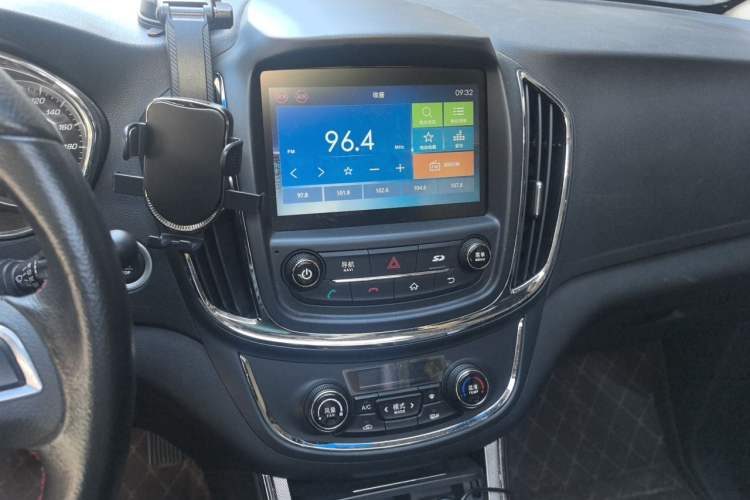 Used Baojun 560 2015 1.8L manual luxury version Audio And AC Panel