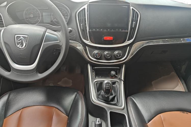 Used Baojun 560 2015 1.8L manual Comfort trim level Center Console