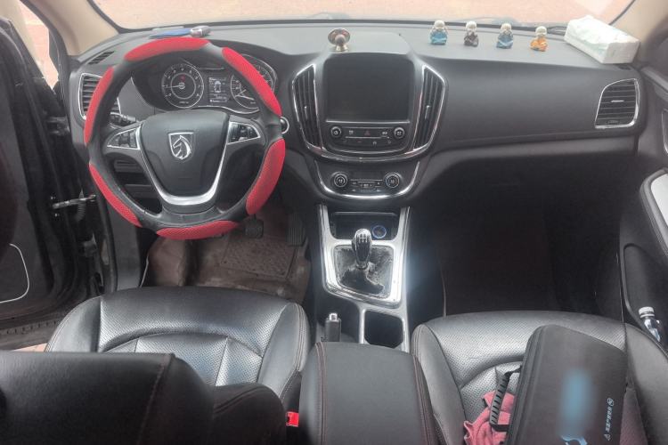 Used Baojun 560 2015 1.8L manual luxury version Center Console