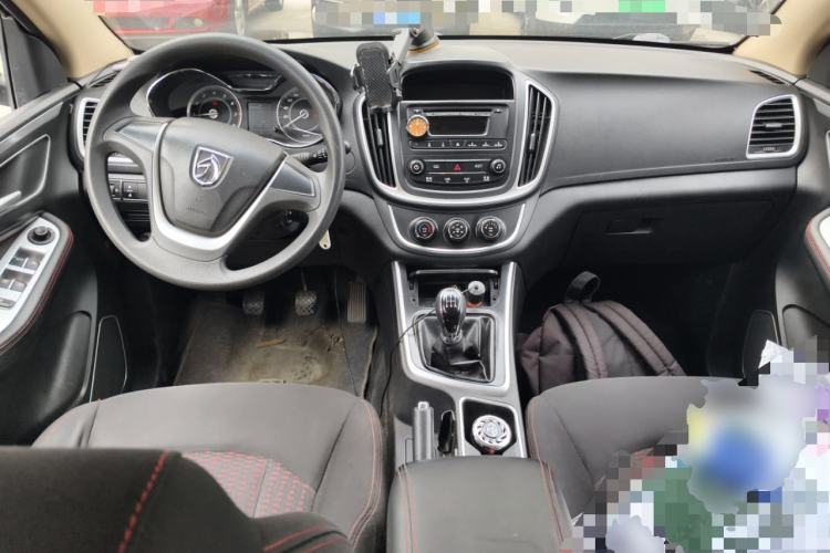 Used Baojun 560 2015 1.8L manual Comfort trim level Center Console