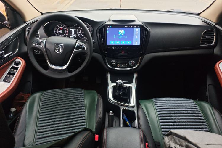 Used Baojun 560 2015 1.8L Manual Elite Edition Center Console