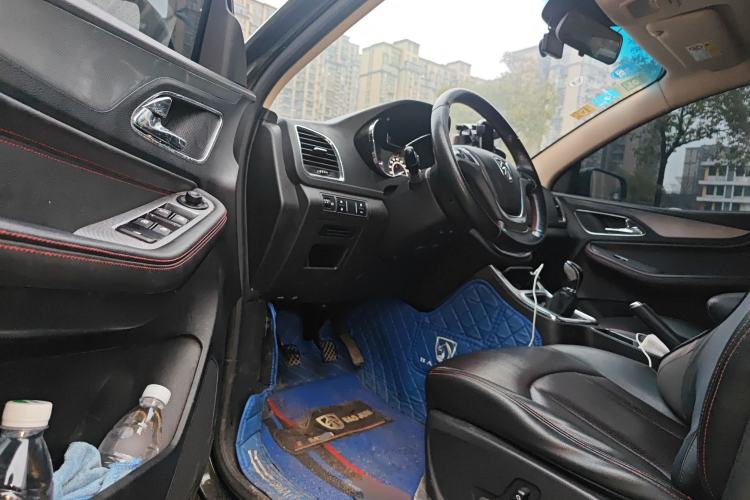 Used Baojun 560 2015 1.8L manual luxury version Driver Seat