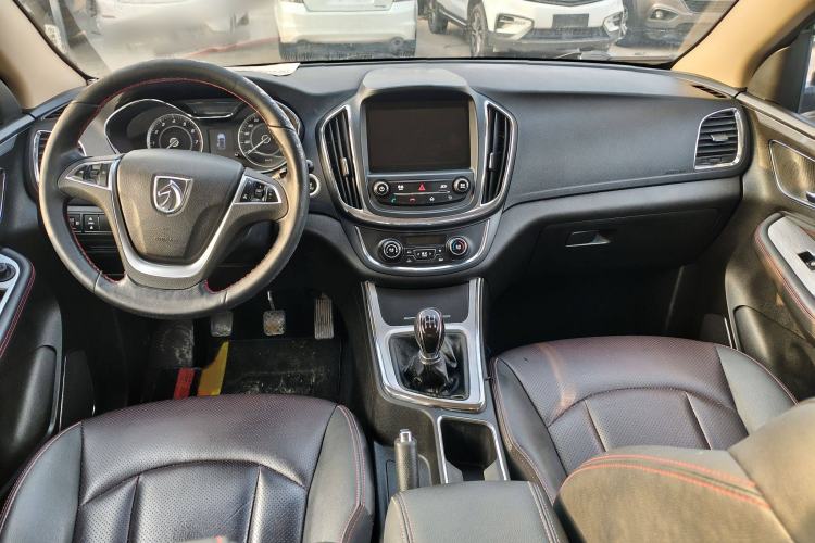 Used Baojun 560 2015 1.8L manual luxury version Interior 1