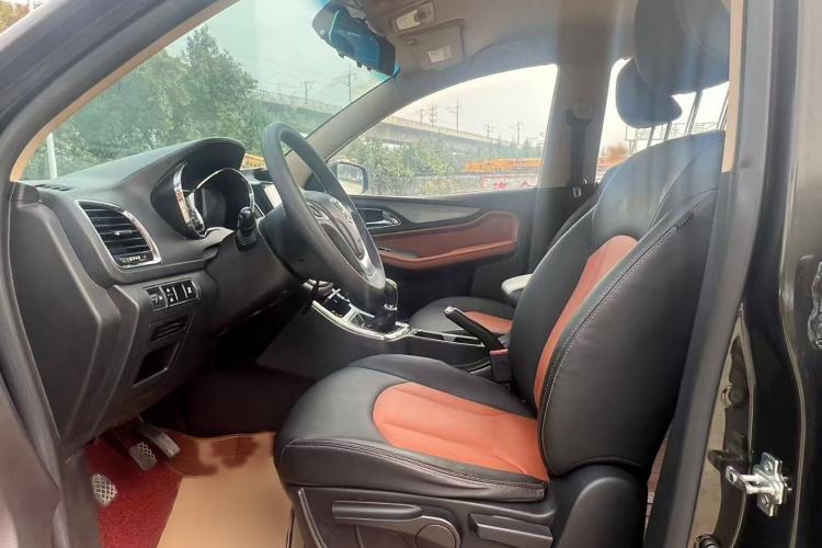 Used Baojun 560 2015 1.8L Manual Elite Edition Interior 2