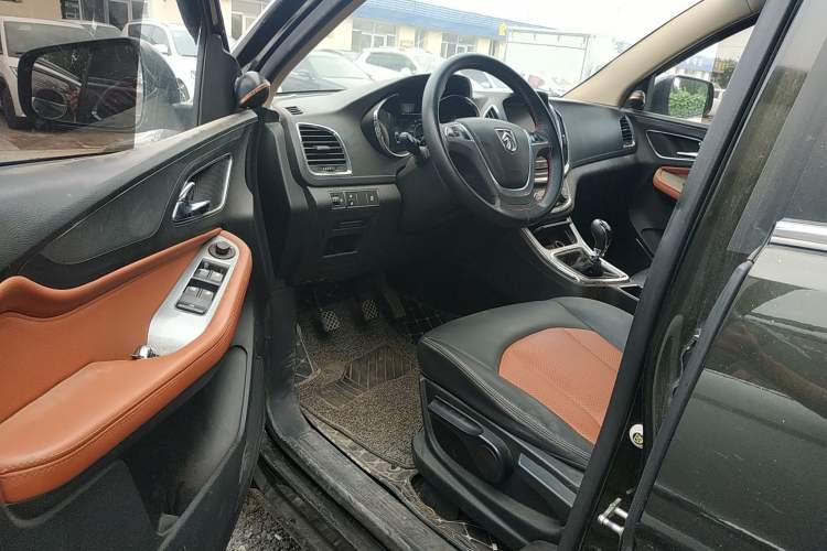 Used Baojun 560 2015 1.8L Manual Elite Edition Interior 2