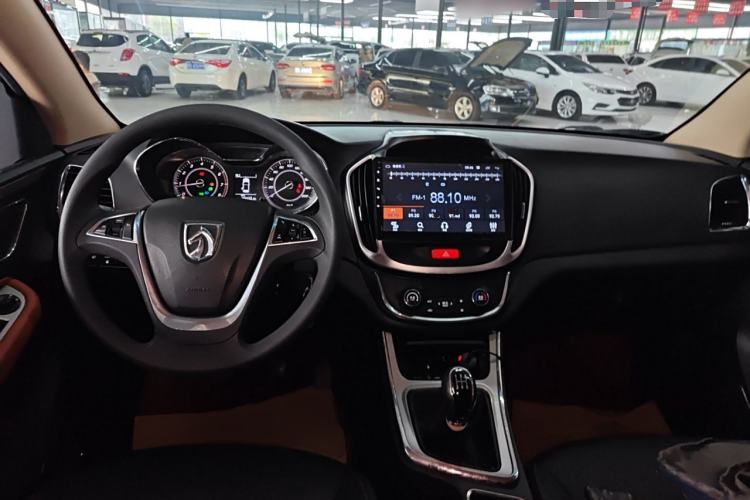 Used Baojun 560 2015 1.8L Manual Elite Edition Interior 2