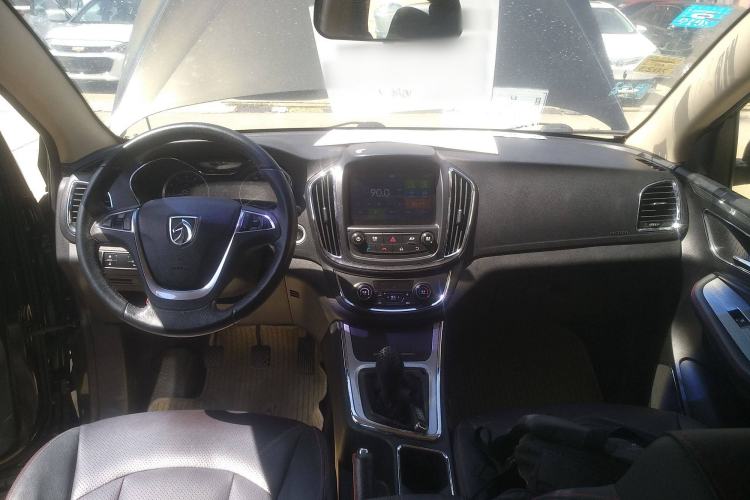 Used Baojun 560 2015 1.8L manual luxury version Interior 2